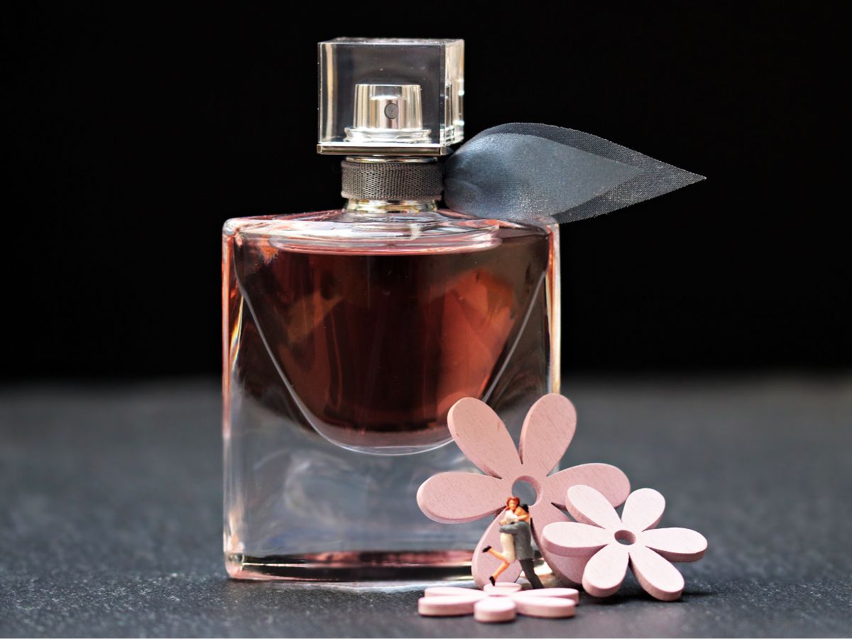 O que significa sentir cheiro de perfume do nada? Entenda o significado espiritual