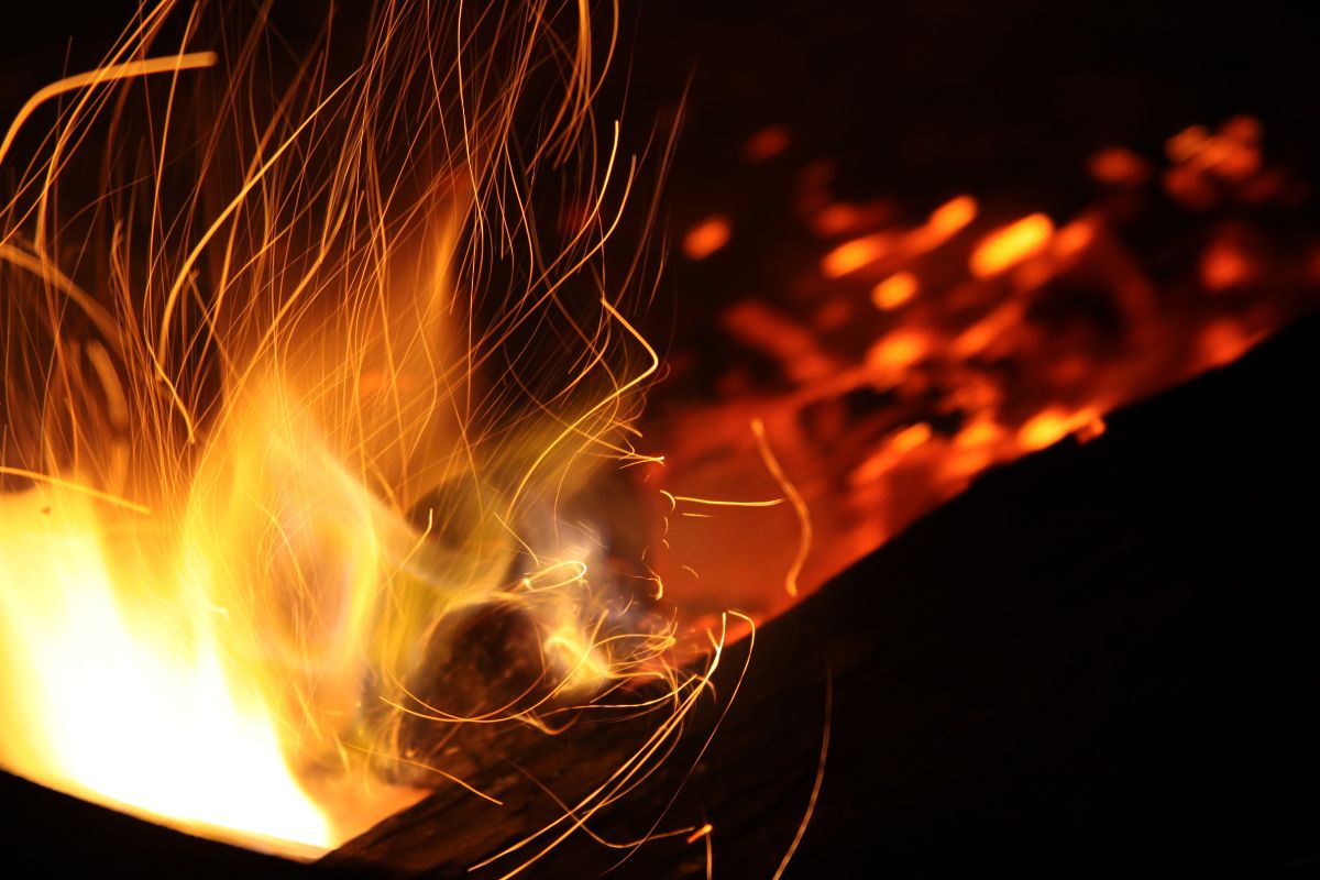 O que significa sentir cheiro de queimado do nada? Significado espiritual revelado