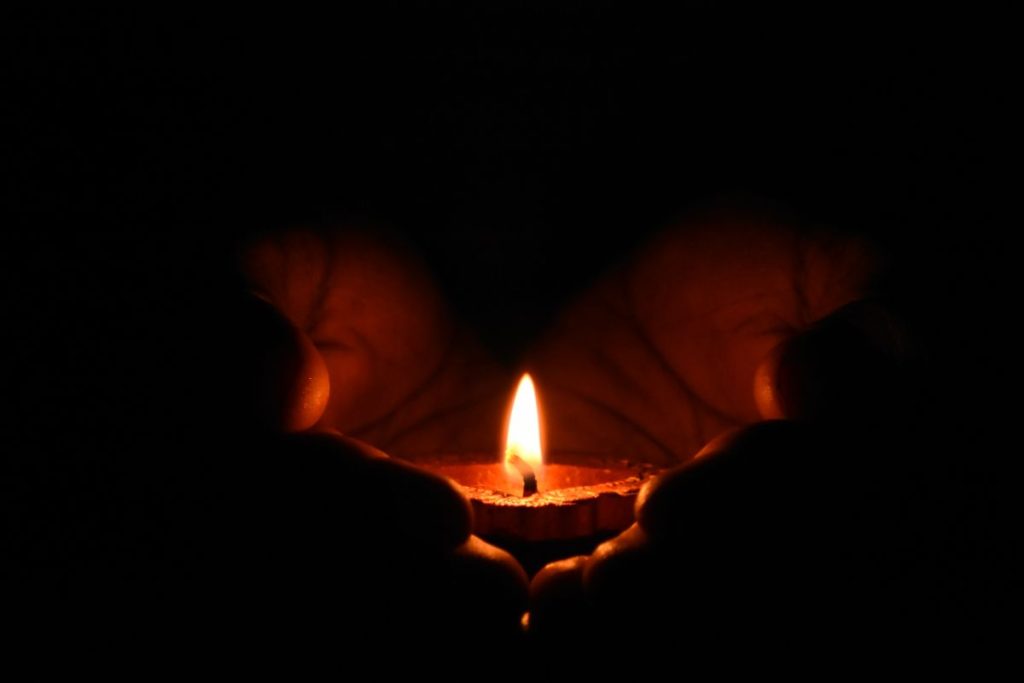 O que significa sentir cheiro de vela no ar? Entenda essa superstição
