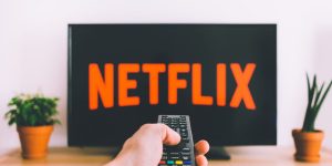 Como ganhar dinheiro assistindo Netflix? Entenda se isso é mesmo possível