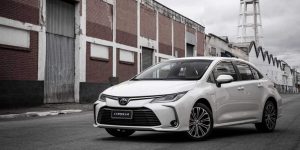 Toyota Corolla Altis Premium é superior à versão padrão Comparamos e ESTE é o resultado