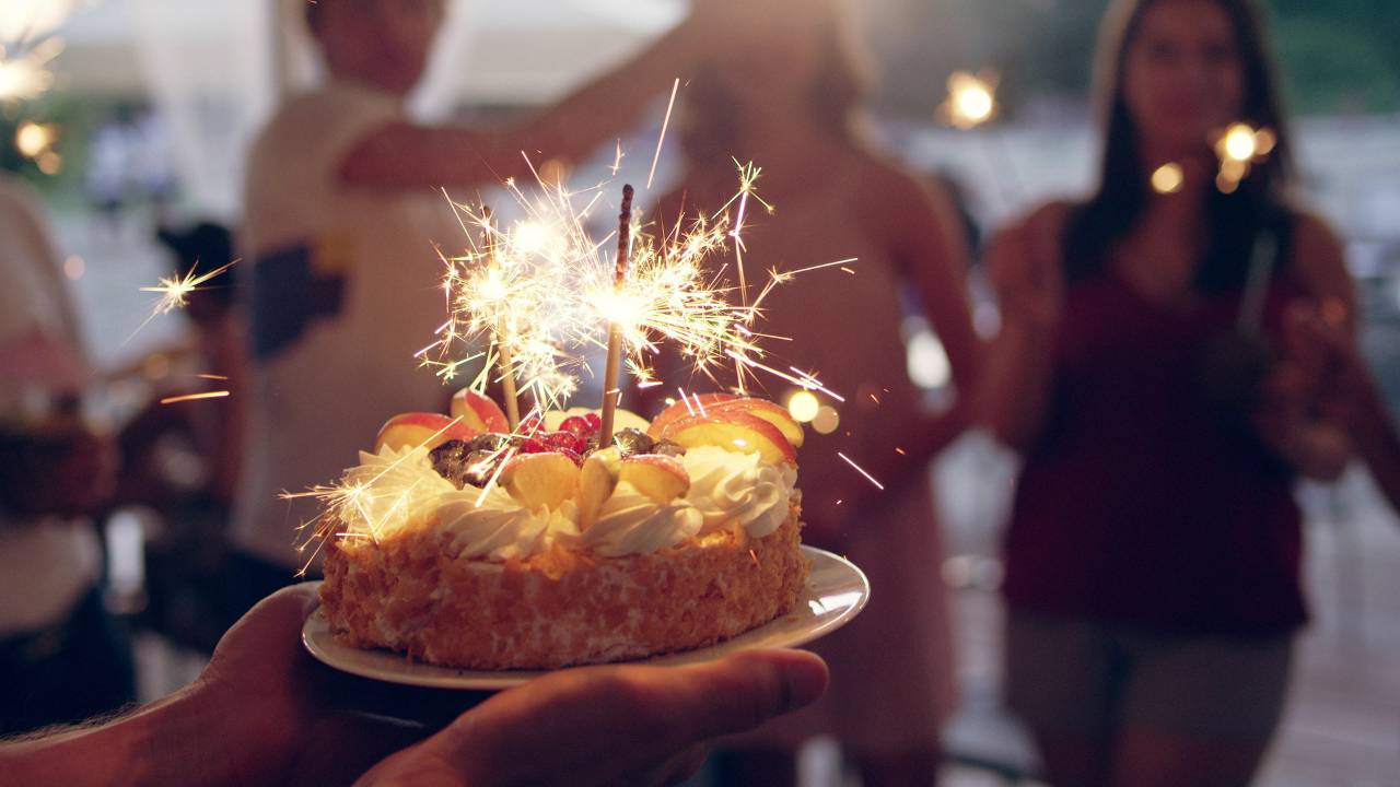 Comemorar aniversário antes da data dá azar? Entenda de uma vez