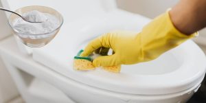 Como limpar vaso sanitário encardido com bicarbonato_ truque genial revelado